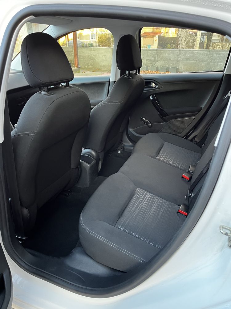 Peugeot 208 1.0I