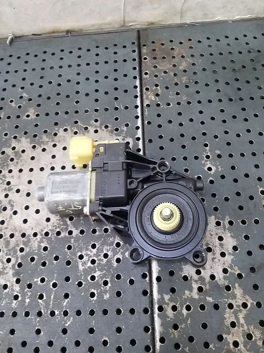 Motoras macara stanga fata ford fiesta 6 cb1 ccn 0130822404