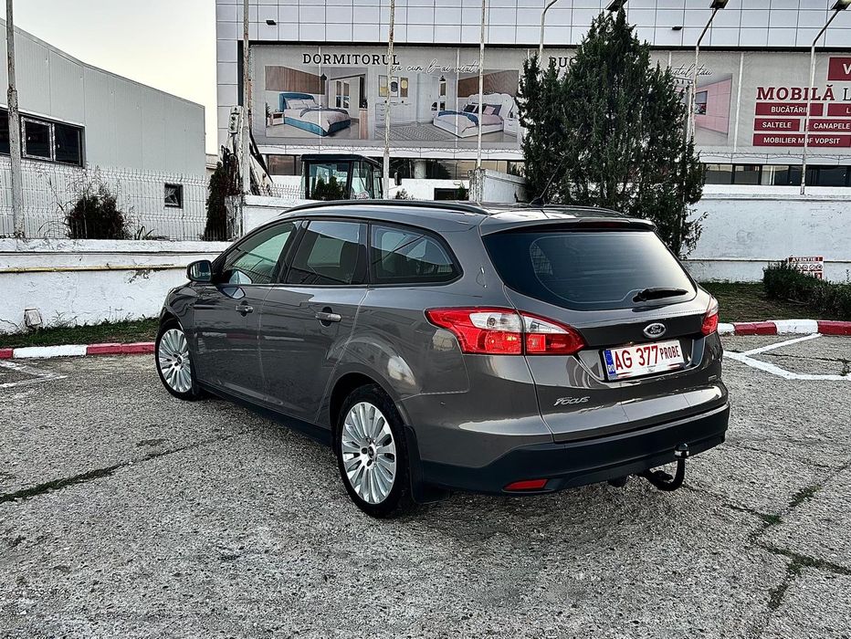 Ford focus Titanium 1.6 diesel 6+1 Viteze  Dublu Climatronic, Jante 17