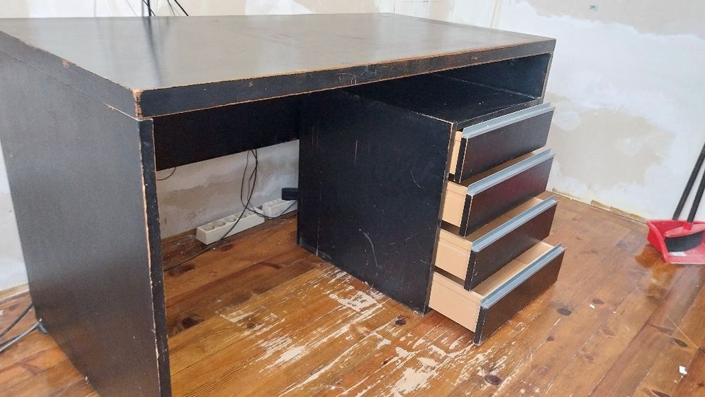 Бюро с подвижен шкаф с чекмеджета