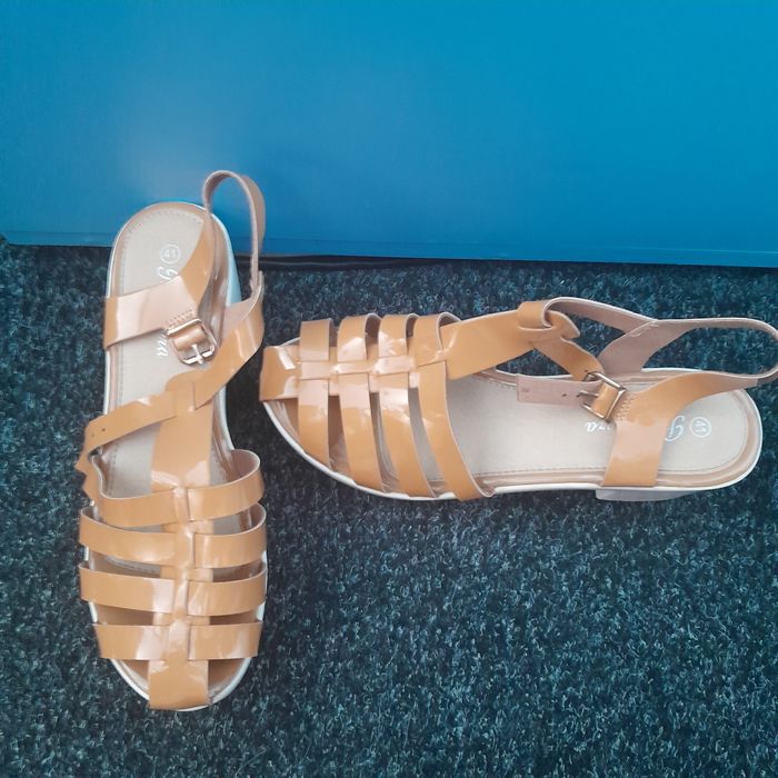 Vind sandale de damă.