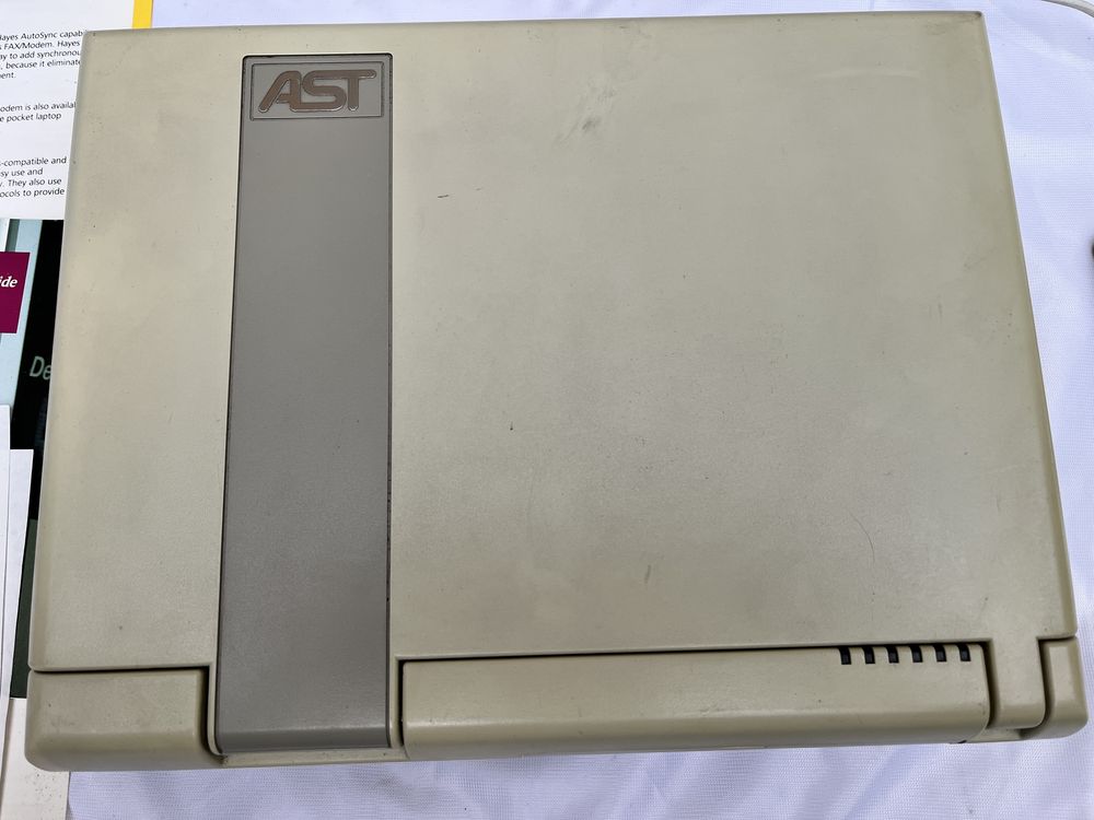 Ретро лаптоп компютър AST Premium Exec 386SX/20