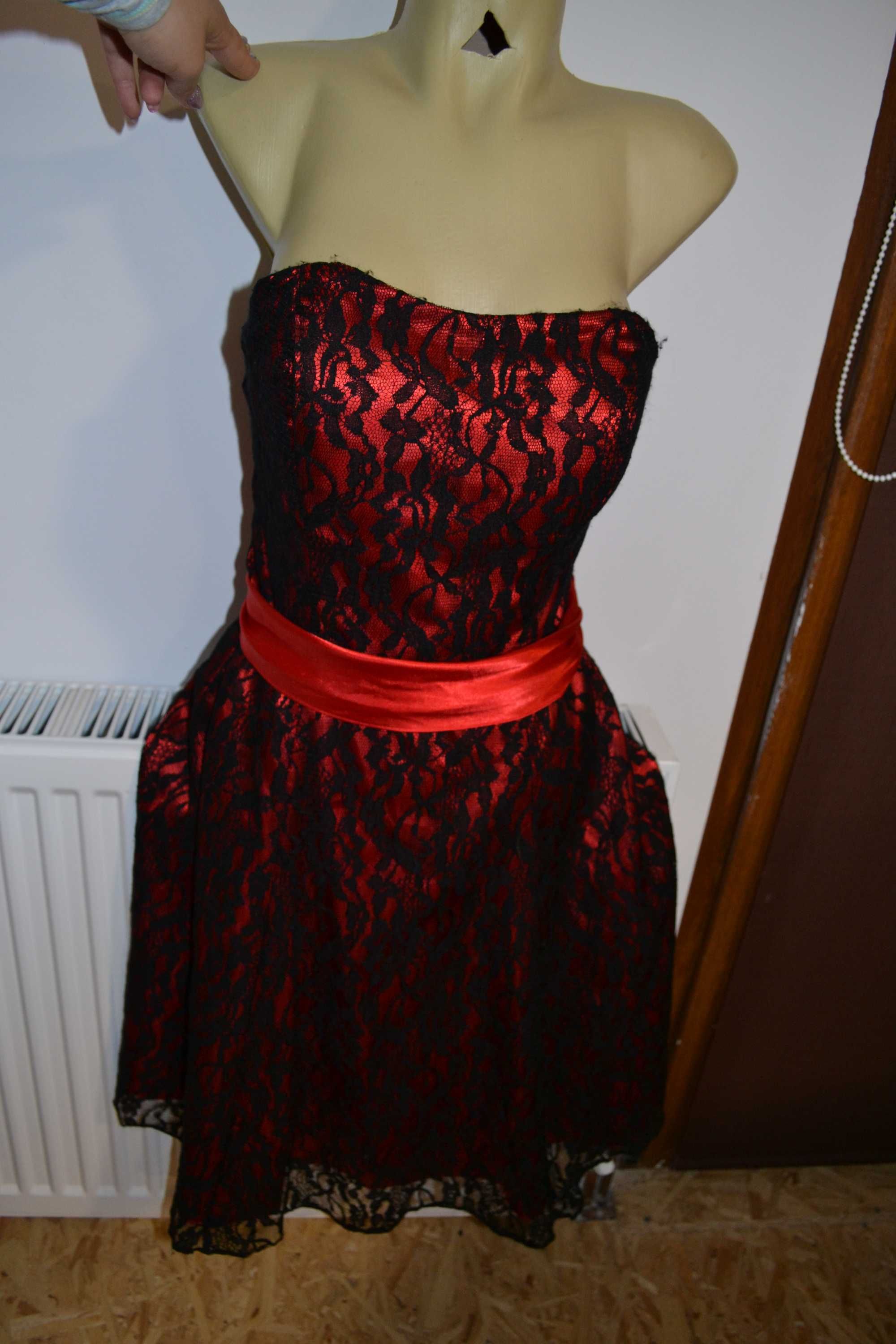 Rochie roșie, fără bretele, cu dantelă neagră+esarfă satin, XS