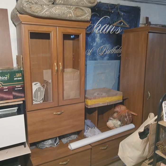продаю шкаф очень дорого брали когда то