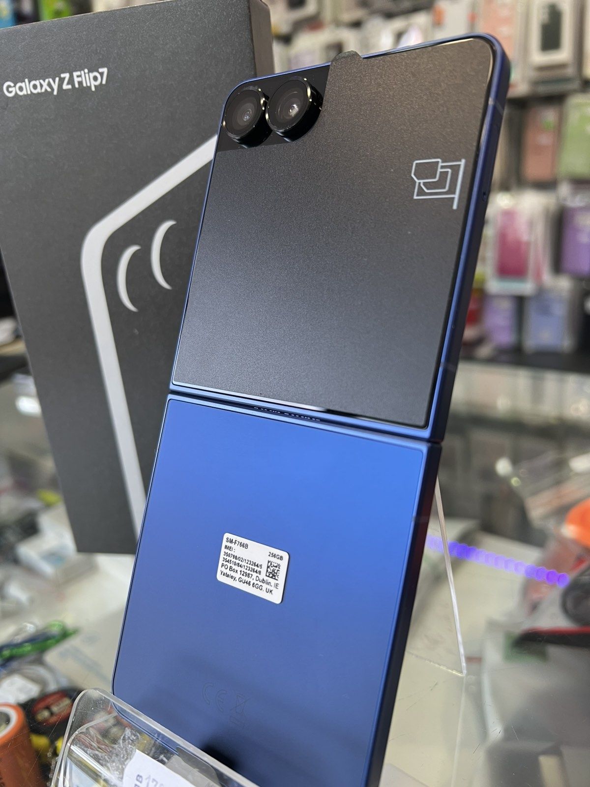 Samsung Z Flip 7 256GB Чисто нов