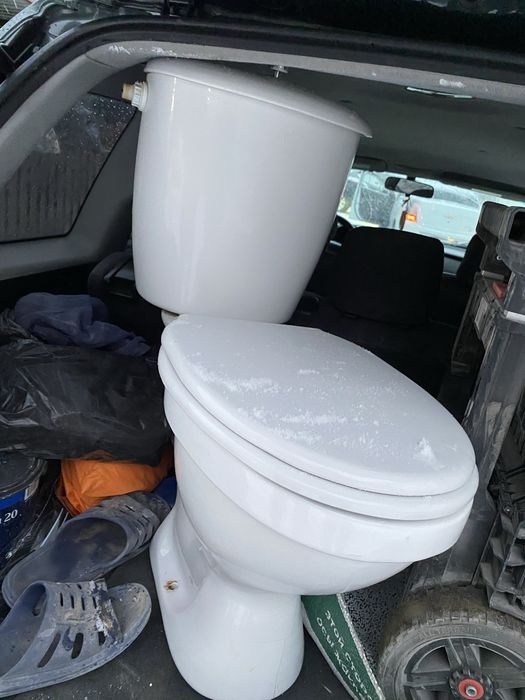 Белый унитаз туалет хорошим состоянием для обекть