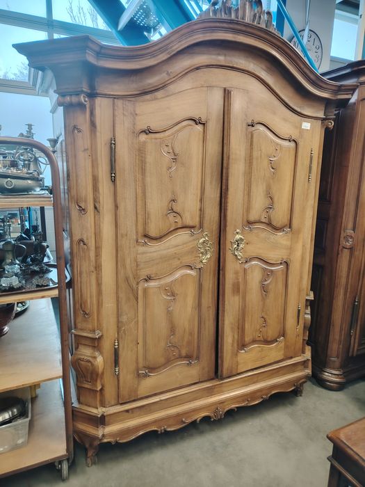 Dulap anii 1800 nuc masiv