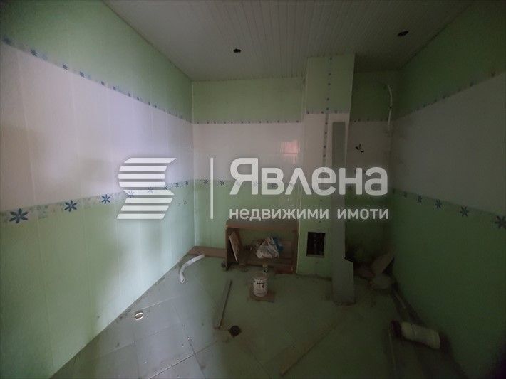 Тристаен непреходен апартамент в центъра на Царево