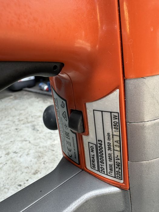 Masina de carotat Husqvarna cu pompa de apa pe baterii