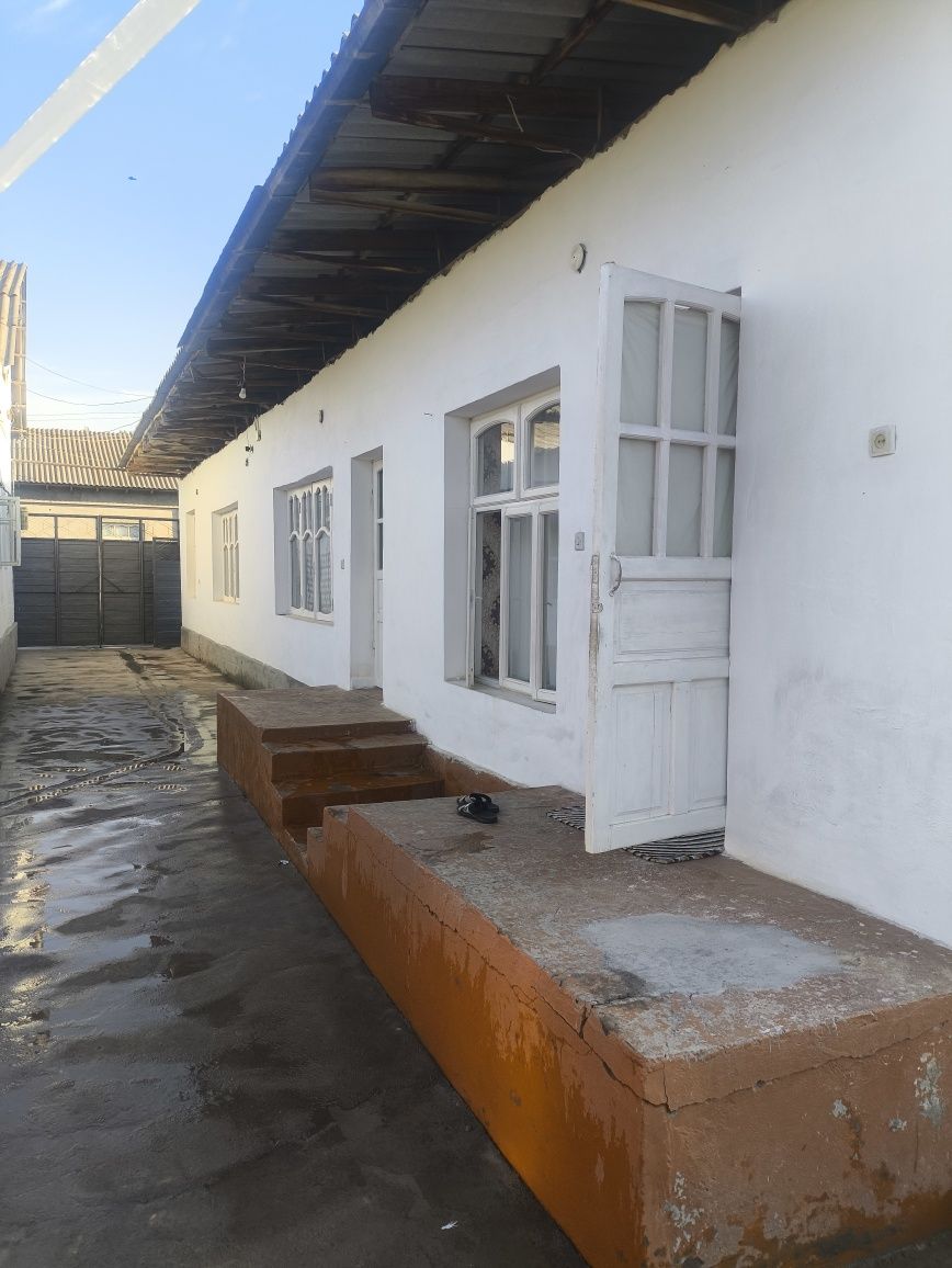 Hovli uy sotiladi