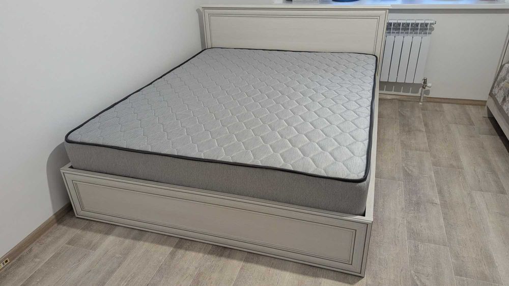 Продам новая двуспальная кровать с новым матрасом 160*200 см, Беларусь