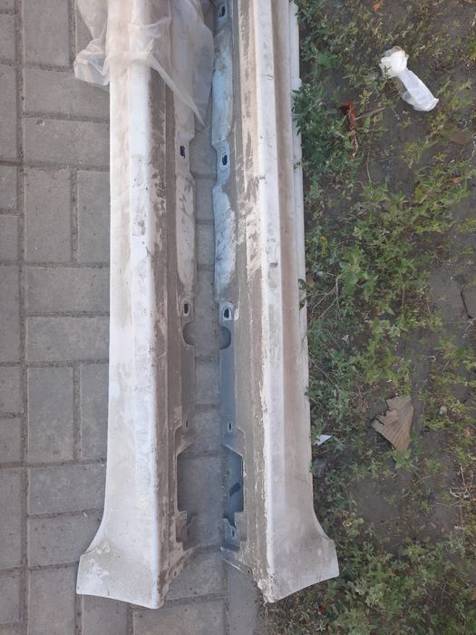 Продам б/у пердные, задные бампера и пороги на автомашин БМВ в хорошем
