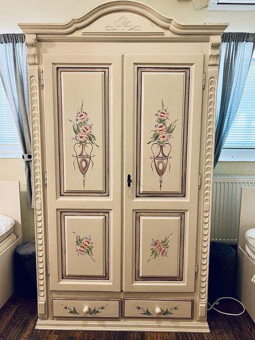 Șifonier vintage din lemn masiv pictat manual