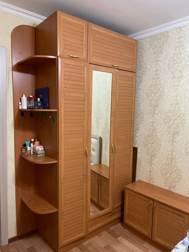 Трех дверный шкаф