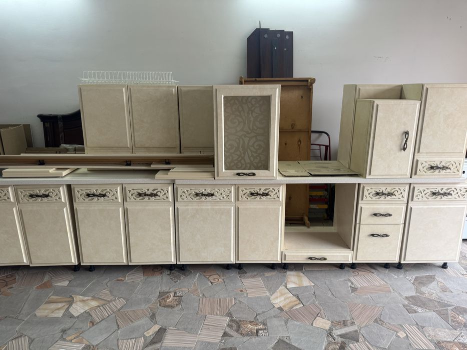 Куханная гарнитур в хорошем состояние