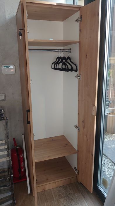 Гардероб с две врати