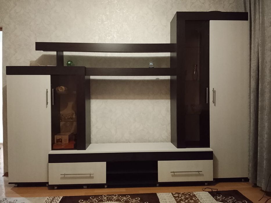 Сервант в хорошем состояний. Параметры приблизительно 3*2