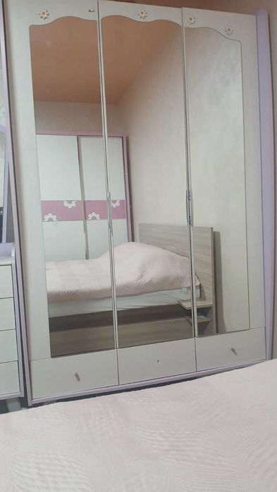 Гардероб с тоалетка, за момиче, масивен, отлично състояние
