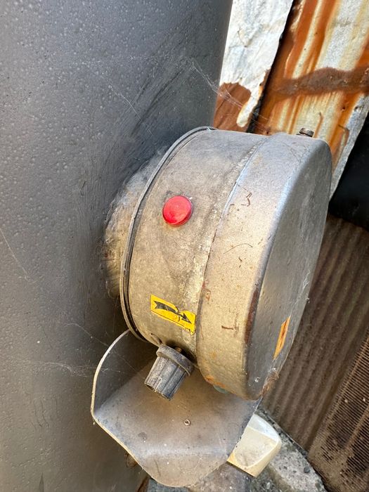 Комбиниран бойлер на твърдо гориво и ток