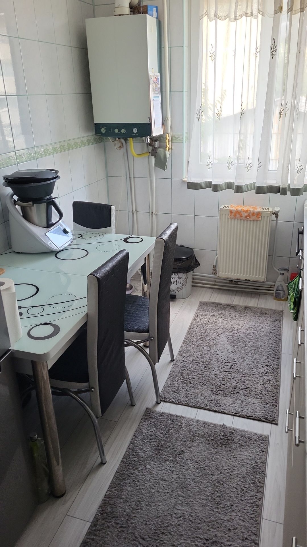 Vand apartament cu doua camere etaj 2