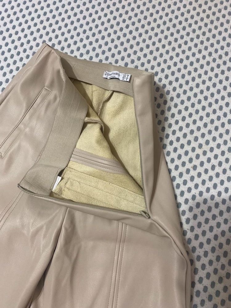 Pantaloni piele bej Stradivarius