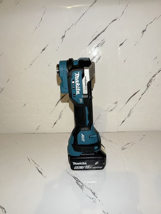 Multifunctional Makita DTM52 Multicutter