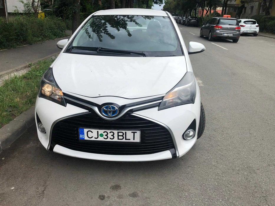 Inchiriez Toyota Yaris hybrid pentru Ride sharing sau food delivery