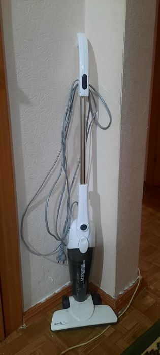 Продам проводной вертикальный пылесос