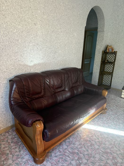 Диван кожанный , натуральное дерево