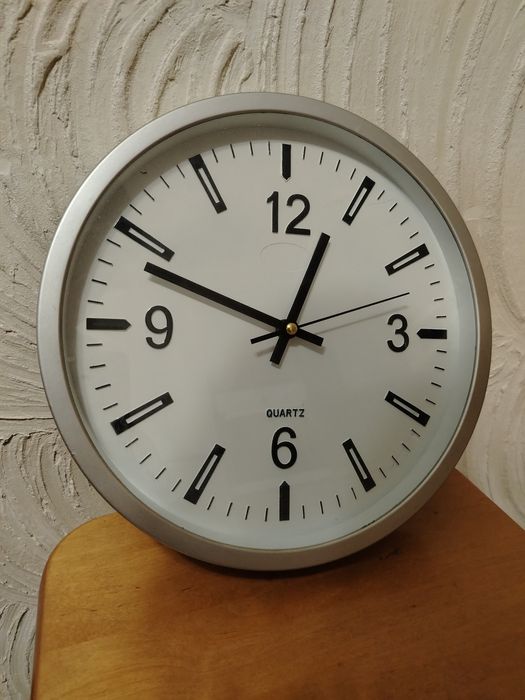 Продам белые часы