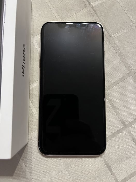 Продавам iPhone SE 64 GB, black 2022