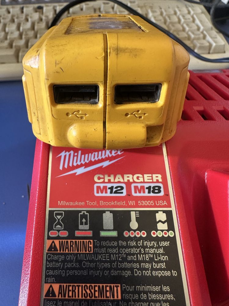 Продавам USB Dewalt DCB090