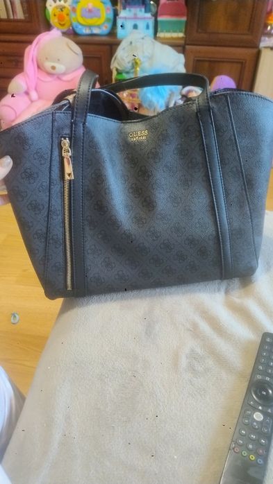 Дамска голяма чанта Guess.