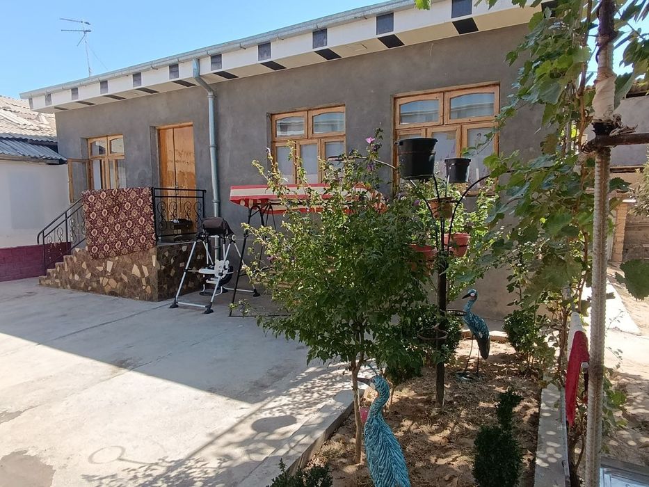 Уй сотилади 8 соток 10 хона Кибрай туманки Илгор махаллада ески Бирлик