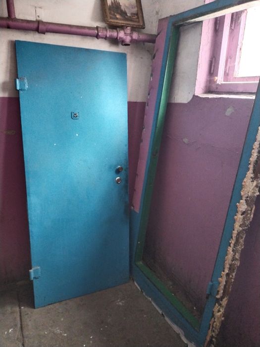 Железный дверь синего цвета