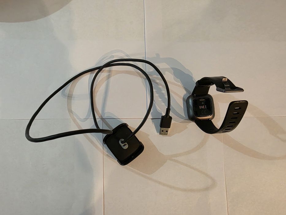 Fitbit Versa 2, cu încărcător
