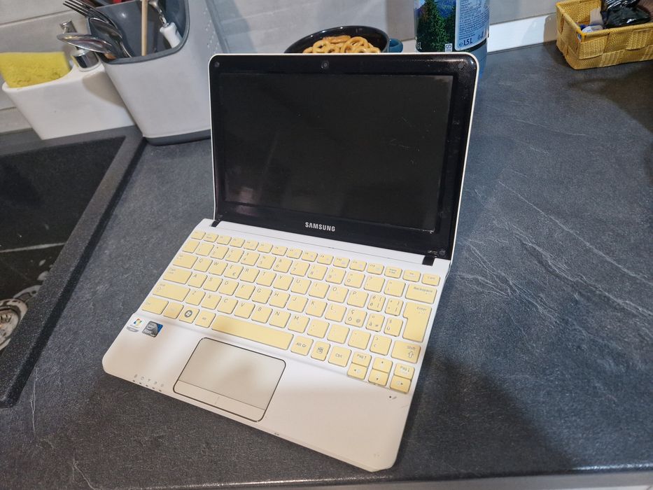 Laptop Samsung perfect funcțional Windows 10.. fara baterie