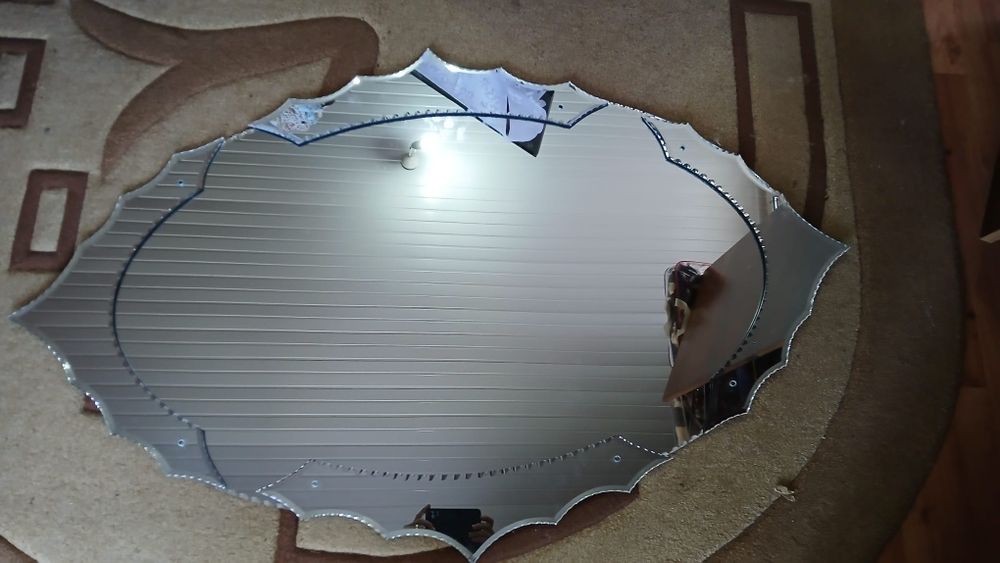 Vând oglinda de perete deosebită cu ornamente