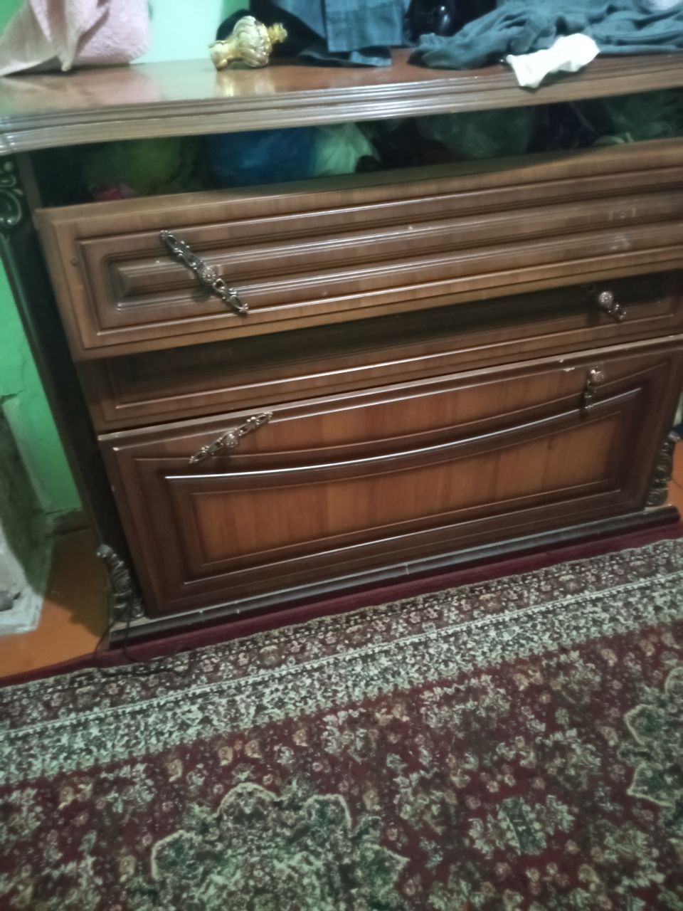 Yaxshi holatdagi yog‘och mebellar sotiladi. Krovat, 2 ta tumba, katta