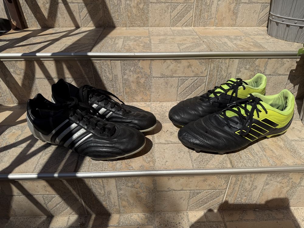 Бутонки adidas.