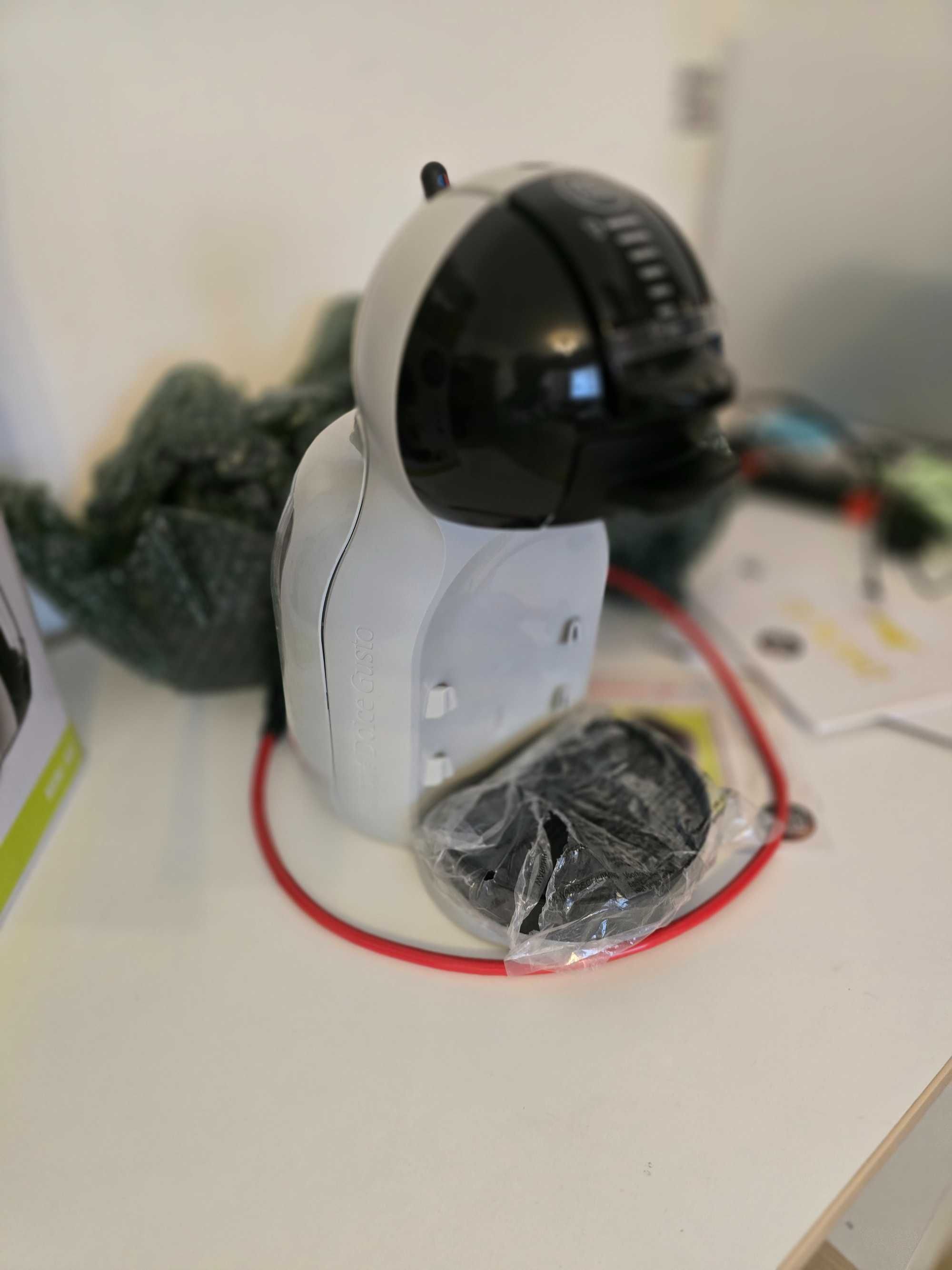 Espressor DeLonghi Mini Me cu capsule, Alb