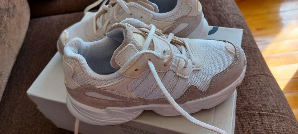 Adidași adidas piele, nr.33, aproape noi!