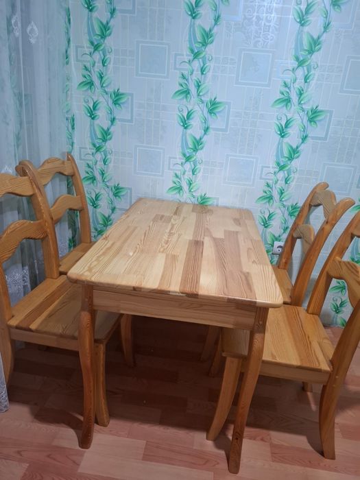 Продам стол с 4 стульями