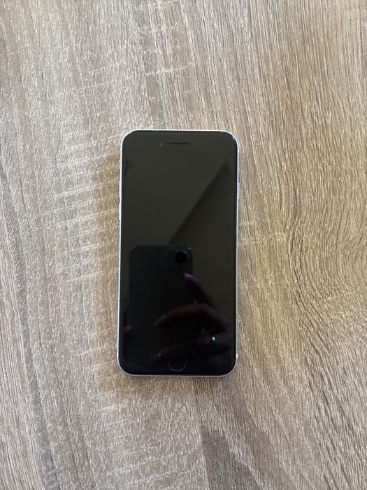 Продавам IPhone se 2020