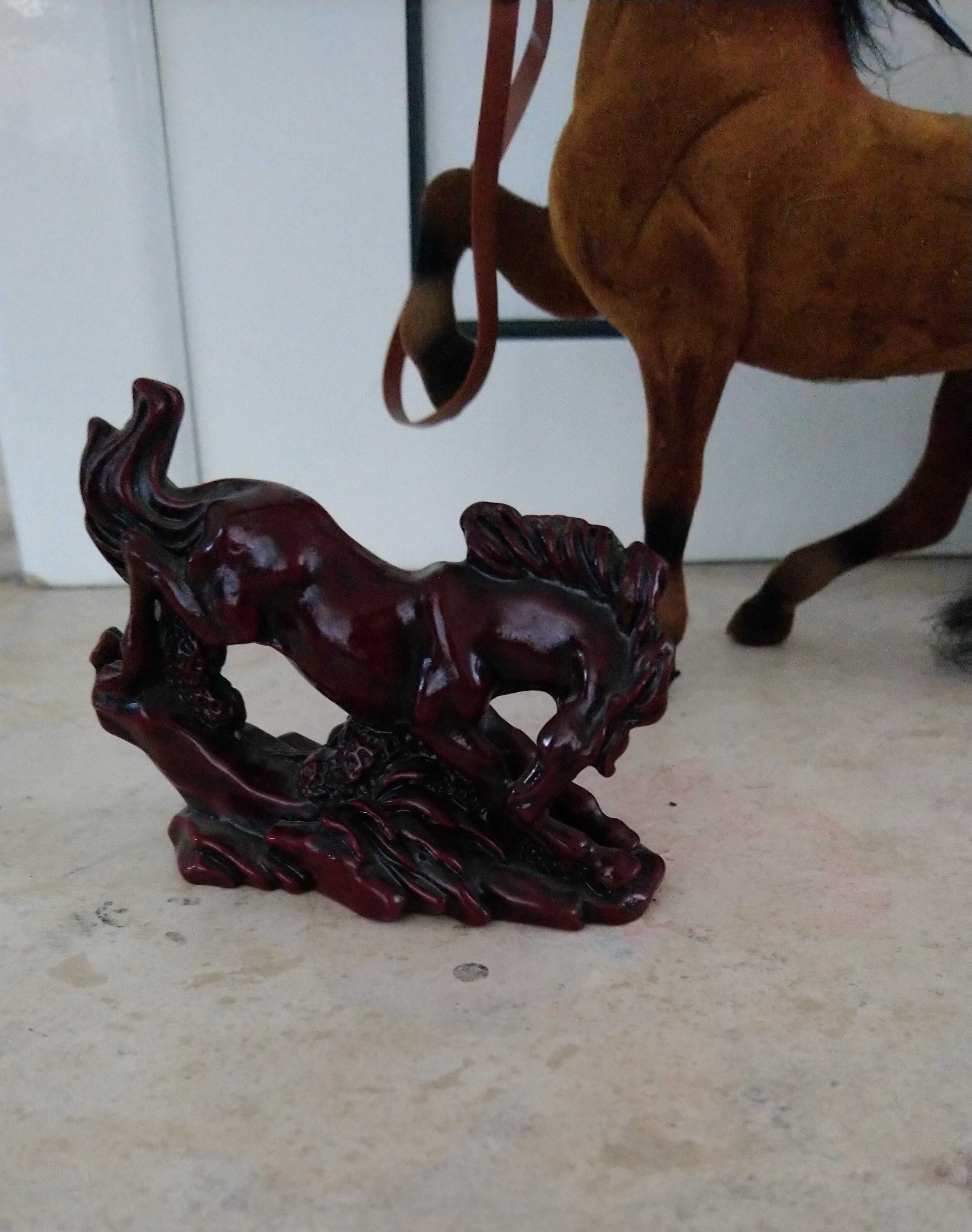 Сувенири фигури на коне от гипс и друг тежък  материал