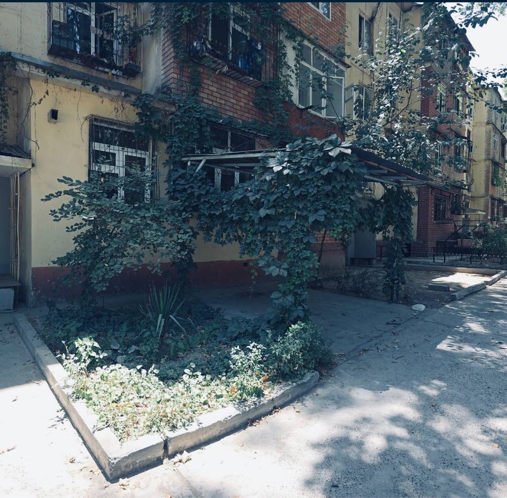 Uy sotiladi Chilonzor 9kv uy o’zimiki 1-etaj, 2/3 xona qilingan