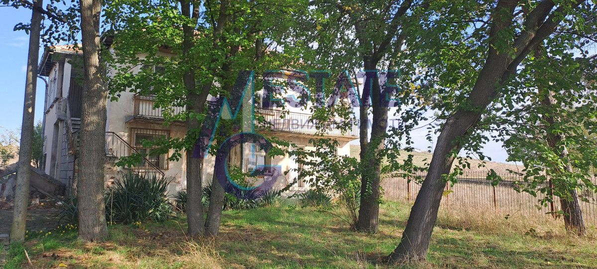 Работеща транспортна база с РЗП 46000 кв.м. и ЗП 1620 кв.м., ведно