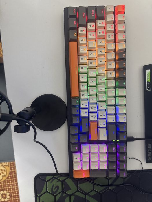 Продам клавиатуру игровую в хорошем состояний