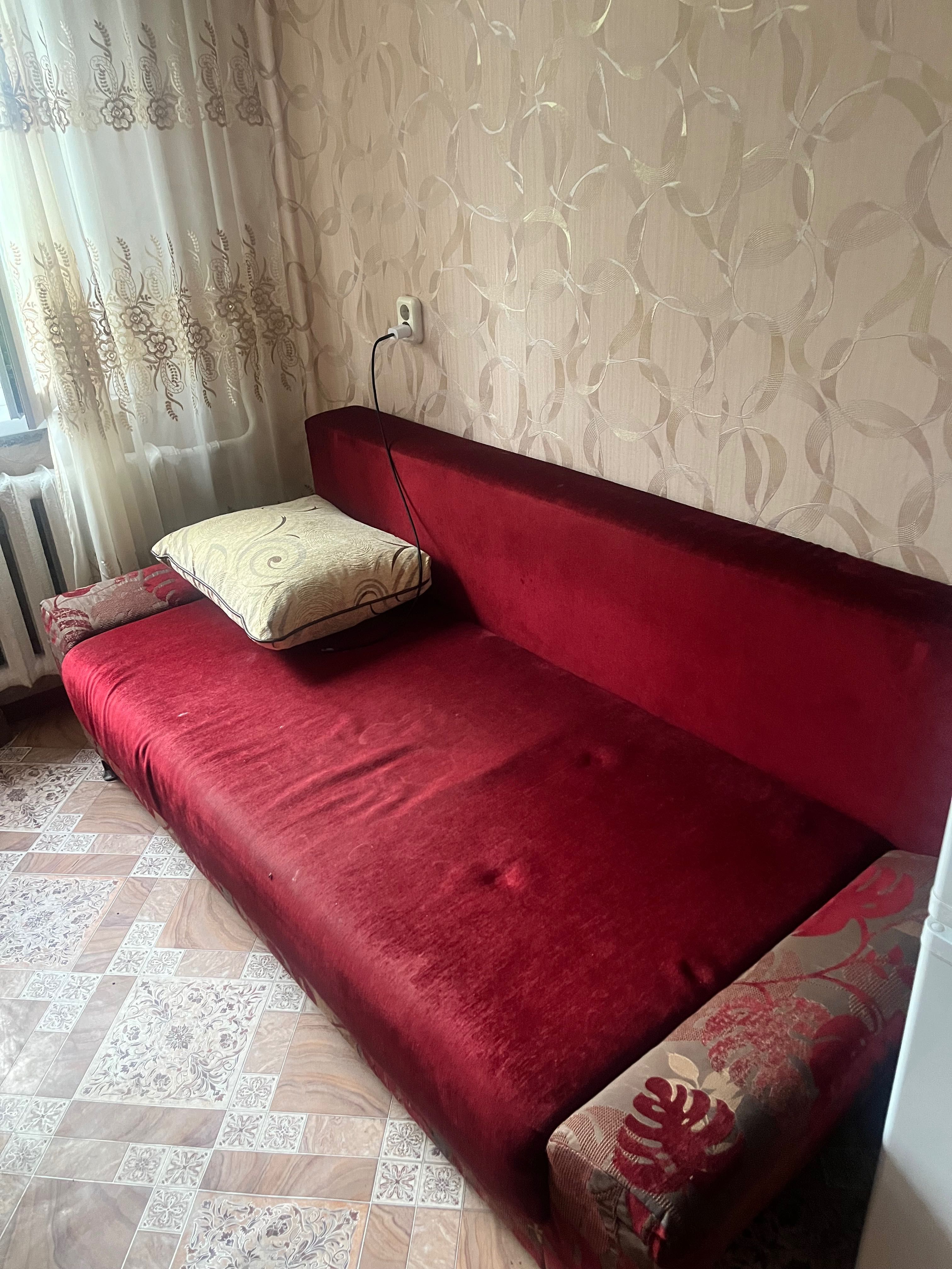 Диван раздвижной +стулья и сундук