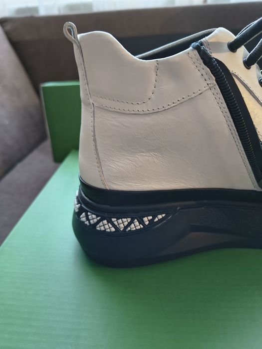 Нови дамски бели боти от естествена кожа